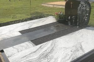 Granito uola darbai kapuose kapų uždengimai paminklai kaina