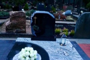 Granito uola darbai kapuose kapų uždengimai paminklai kalvio darbai