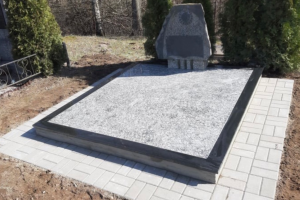 Granito uola darbai kapuose kapų uždengimai paminklai kapu tvorele