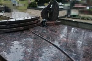 Granito uola darbai kapuose kapų uždengimai paminklai lazdijai kapai