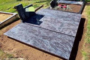 Granito uola darbai kapuose kapų uždengimai paminklai raidziu kalimas
