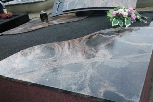Granito uola darbai kapuose kapų uždengimai paminklai reikalingi darbai kapuose