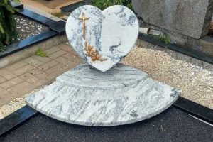 Granito uola darbai kapuose kapų uždengimai paminklai šidelės formos